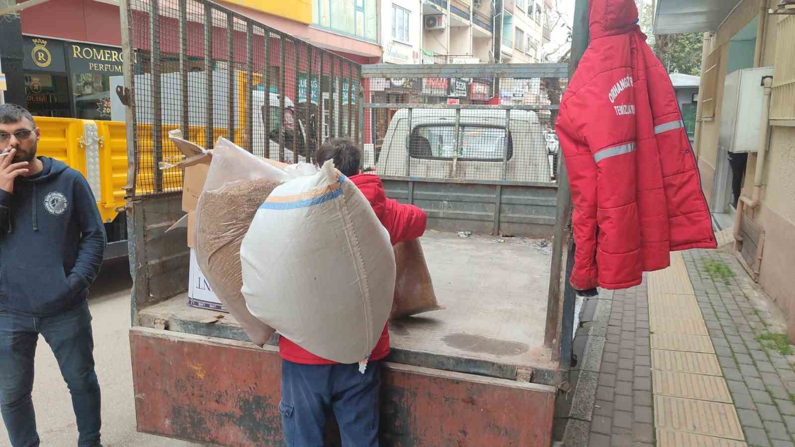 İki kamyonet kaçak tütün ele geçirildi