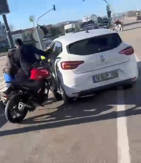 Bursa’da yol kavgası kamerada...Motosiklet sürücüsünü kaskıyla dövdü