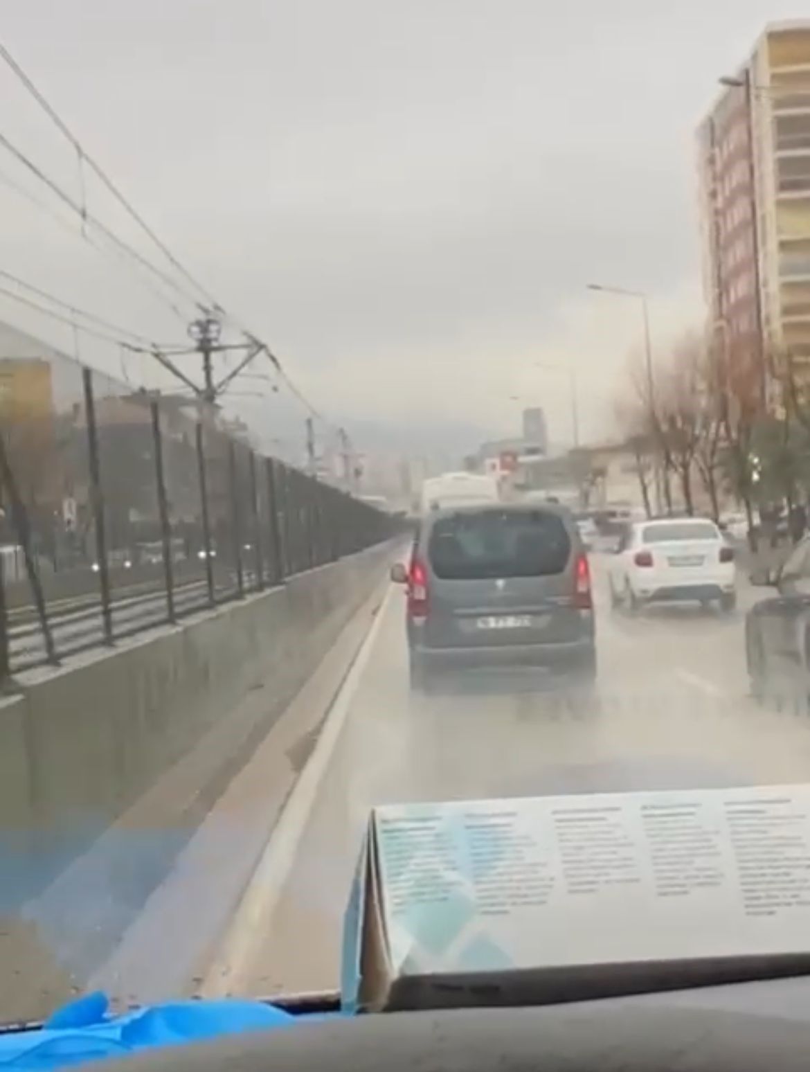 Ambulansa yol vermeyen trafik magandası kamerada