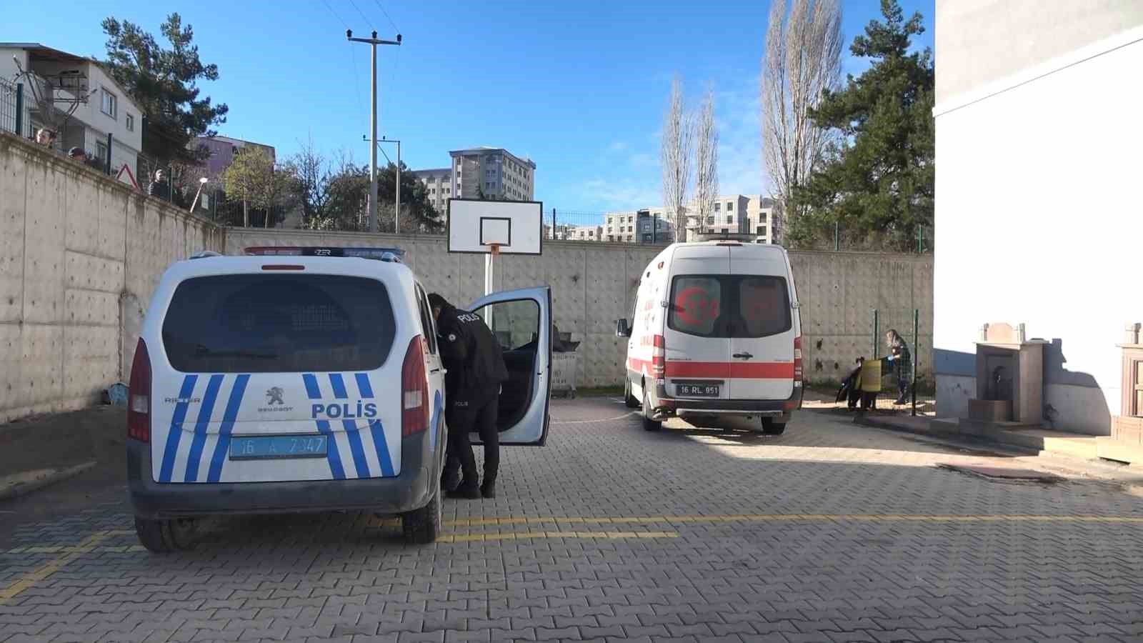 Okulun çatısını onarmak için çıktığı yerden düşen işçi hayatını kaybetti