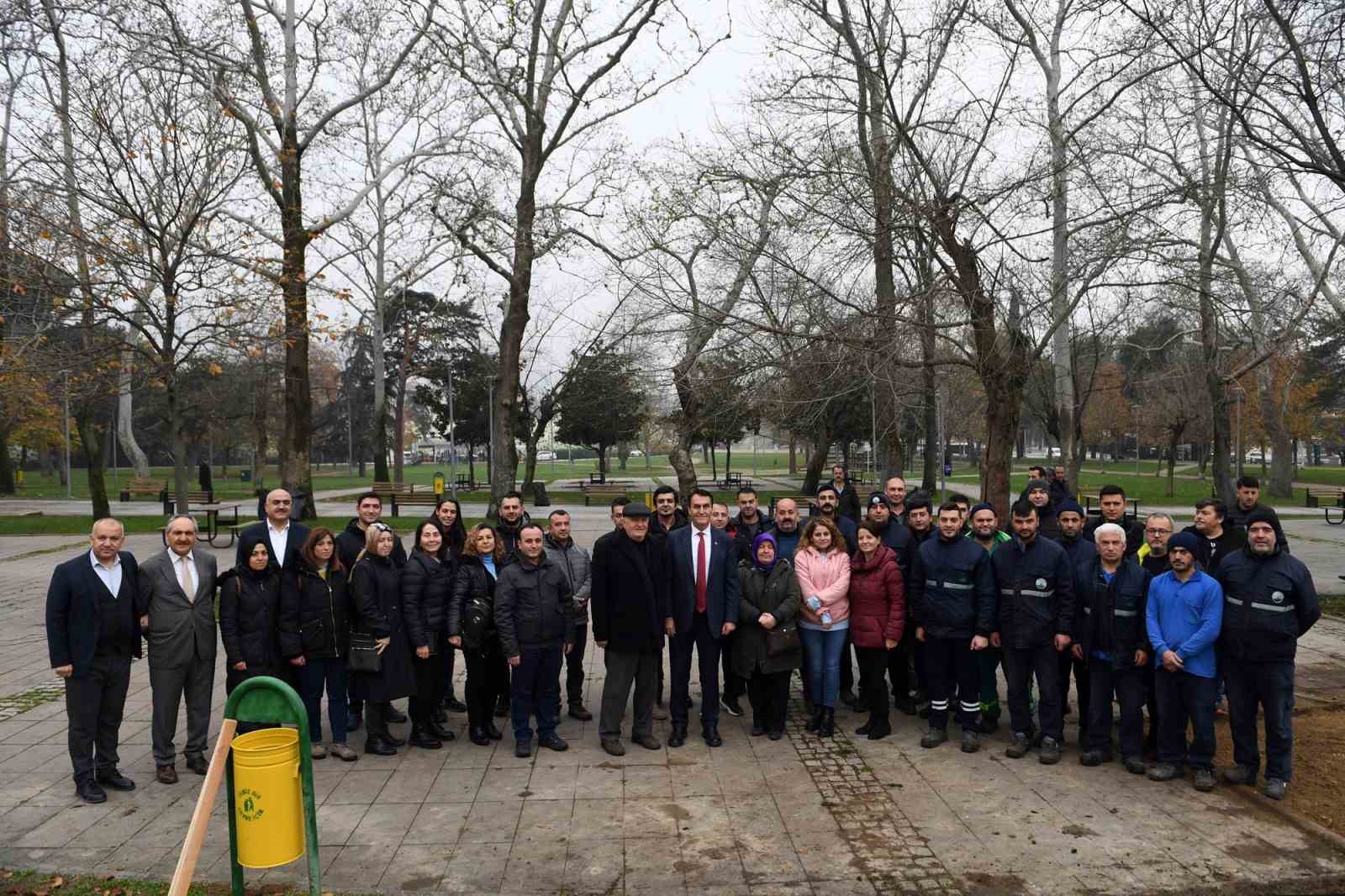 Şiddetli lodosta yıkılan ağaçların yerine yenileri dikiliyor