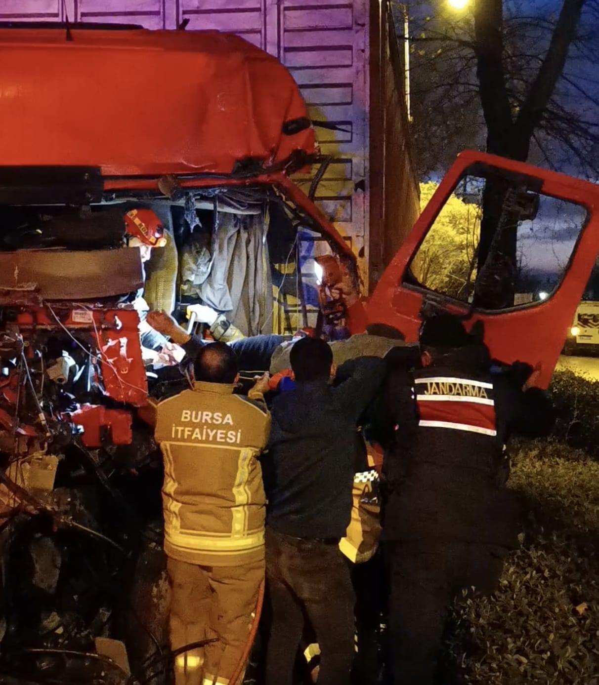 Kontrolden çıkan tır ağaca çarptı, sürücü ağır yaralandı