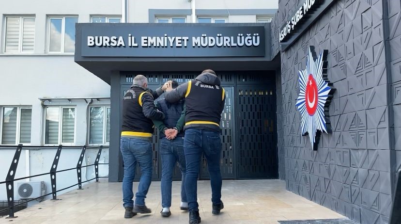 Bursa’da eşini öldürüp kaçan şüpheli, fırının deposunda saklanırken yakalandı