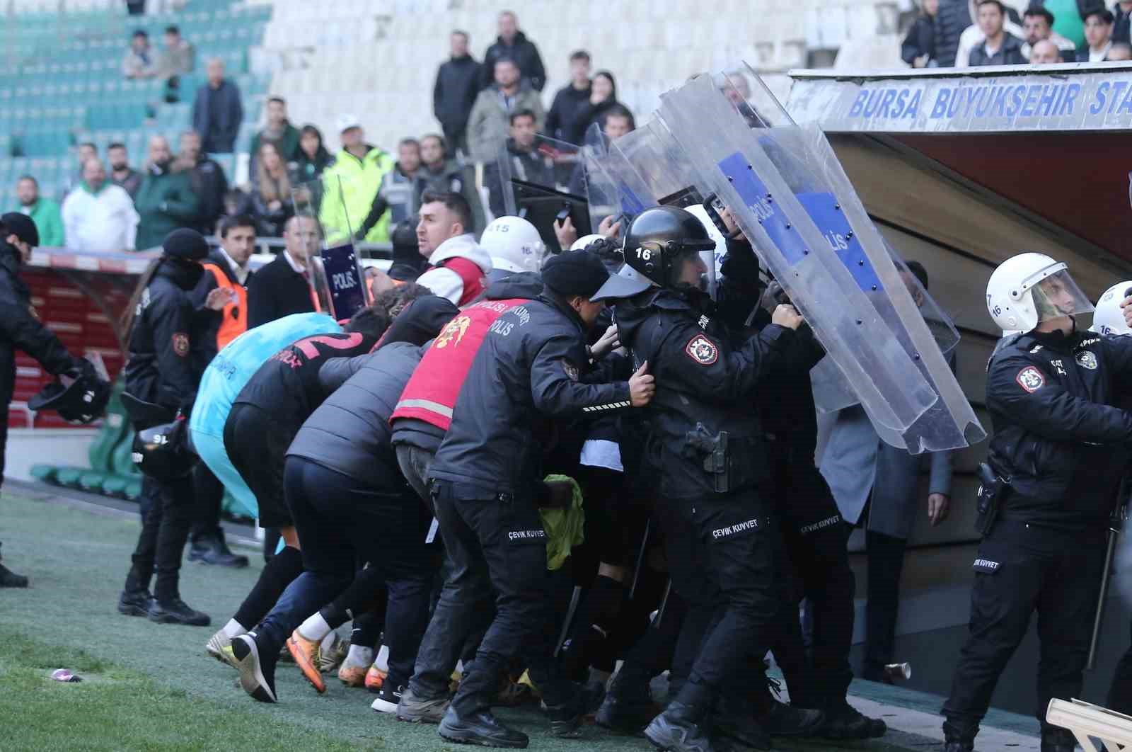 Bursaspor-Diyarbekirspor maçında ortalık karıştı - Maçın son anında 5 kırmızı kart çıktı