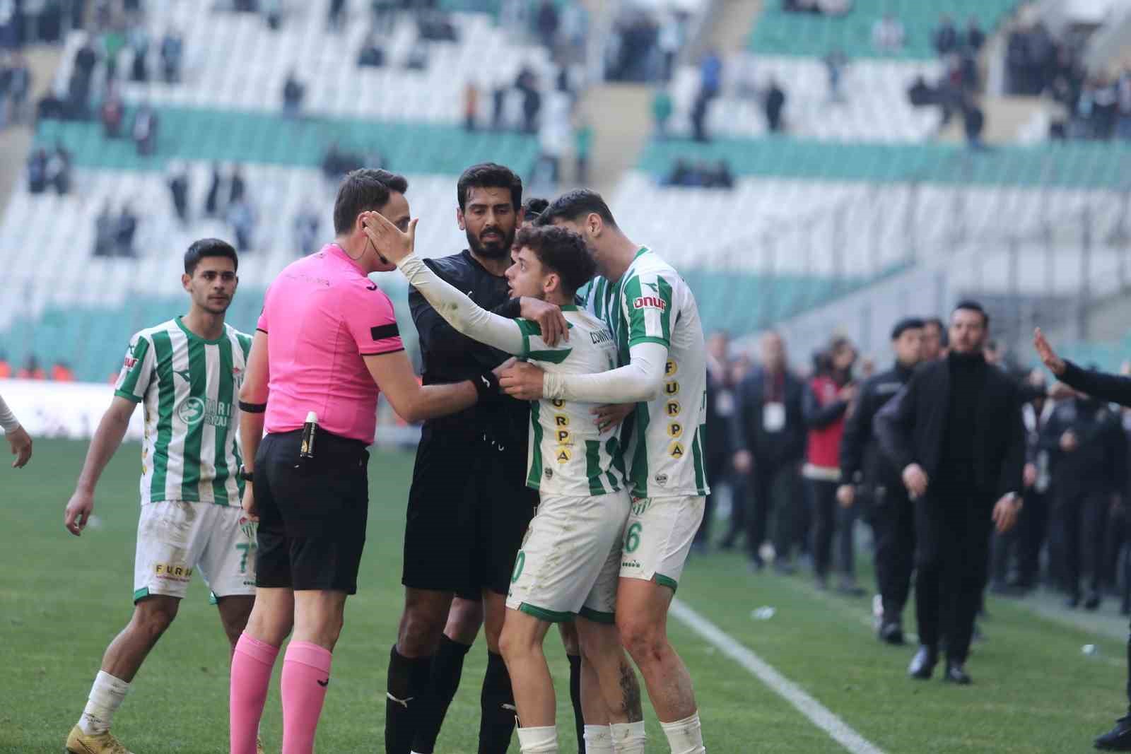 Bursaspor-Diyarbekirspor maçında ortalık karıştı - Maçın son anında 5 kırmızı kart çıktı