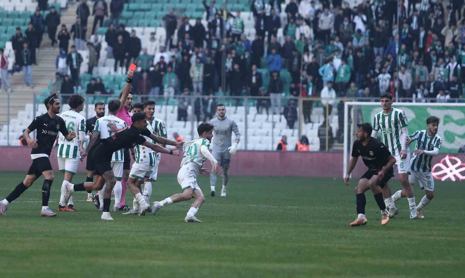 Bursaspor-Diyarbekirspor maçında ortalık karıştı - Maçın son anında 5 kırmızı kart çıktı