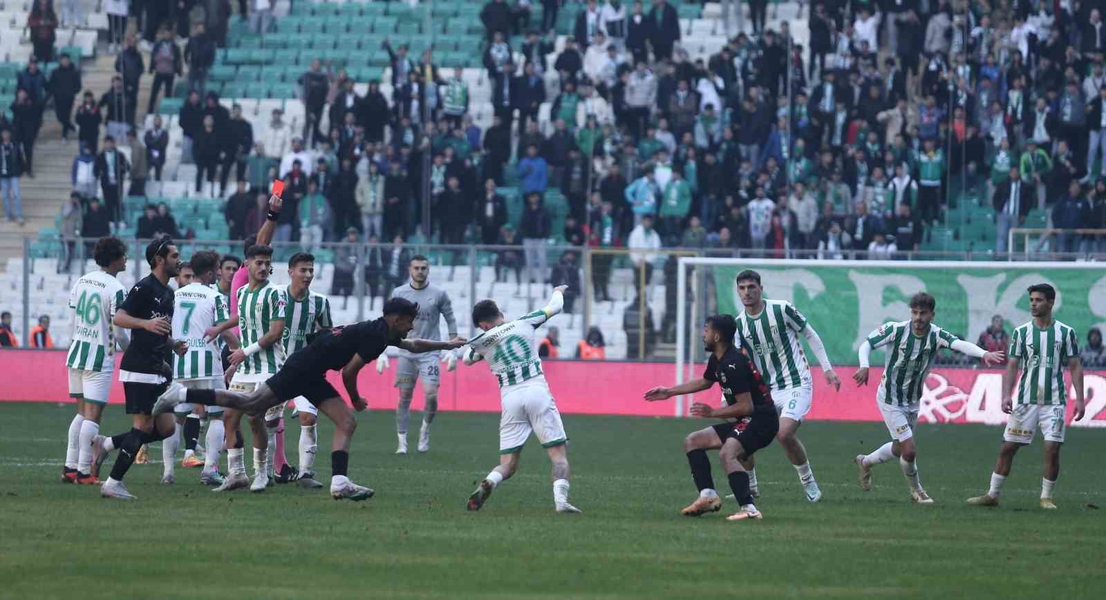 Bursaspor-Diyarbekirspor maçında ortalık karıştı - Maçın son anında 5 kırmızı kart çıktı