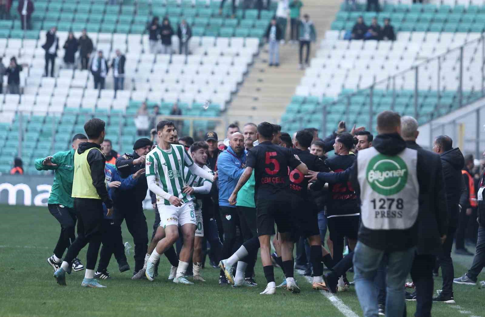 Bursaspor-Diyarbekirspor maçında ortalık karıştı - Maçın son anında 5 kırmızı kart çıktı