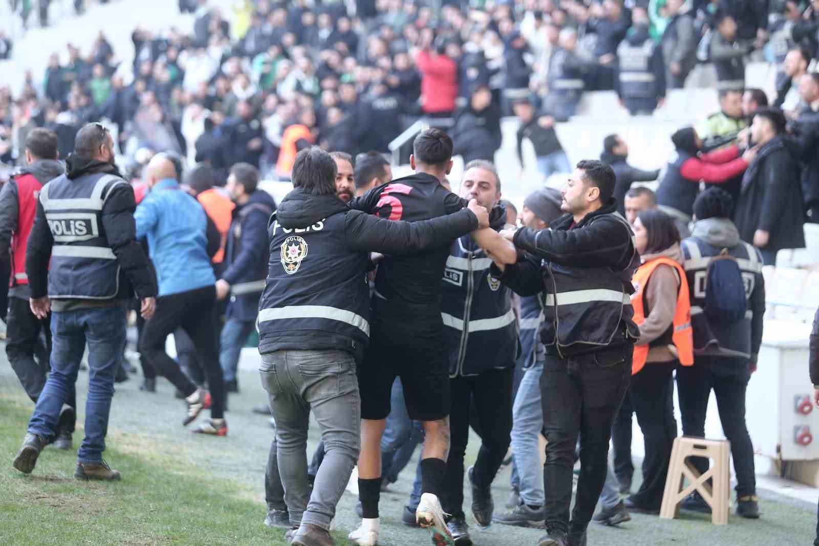 Bursaspor-Diyarbekirspor maçında ortalık karıştı - Maçın son anında 5 kırmızı kart çıktı