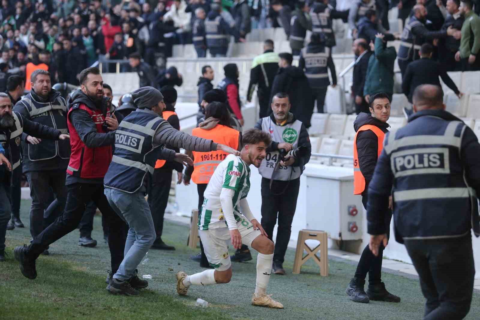 Bursaspor-Diyarbekirspor maçında ortalık karıştı - Maçın son anında 5 kırmızı kart çıktı