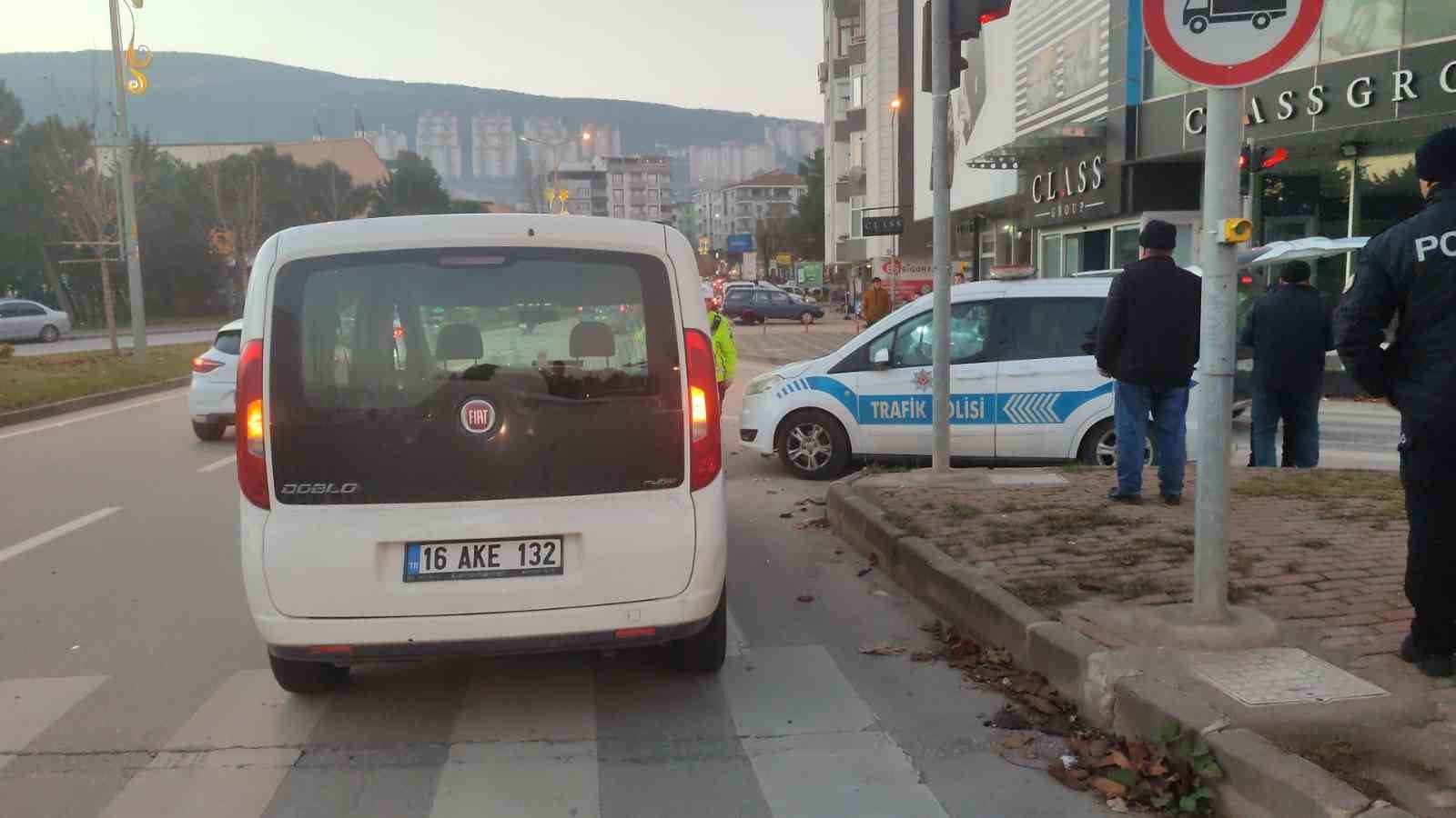 Motosiklet hafif ticari araçla çarpıştı 2 yaralı