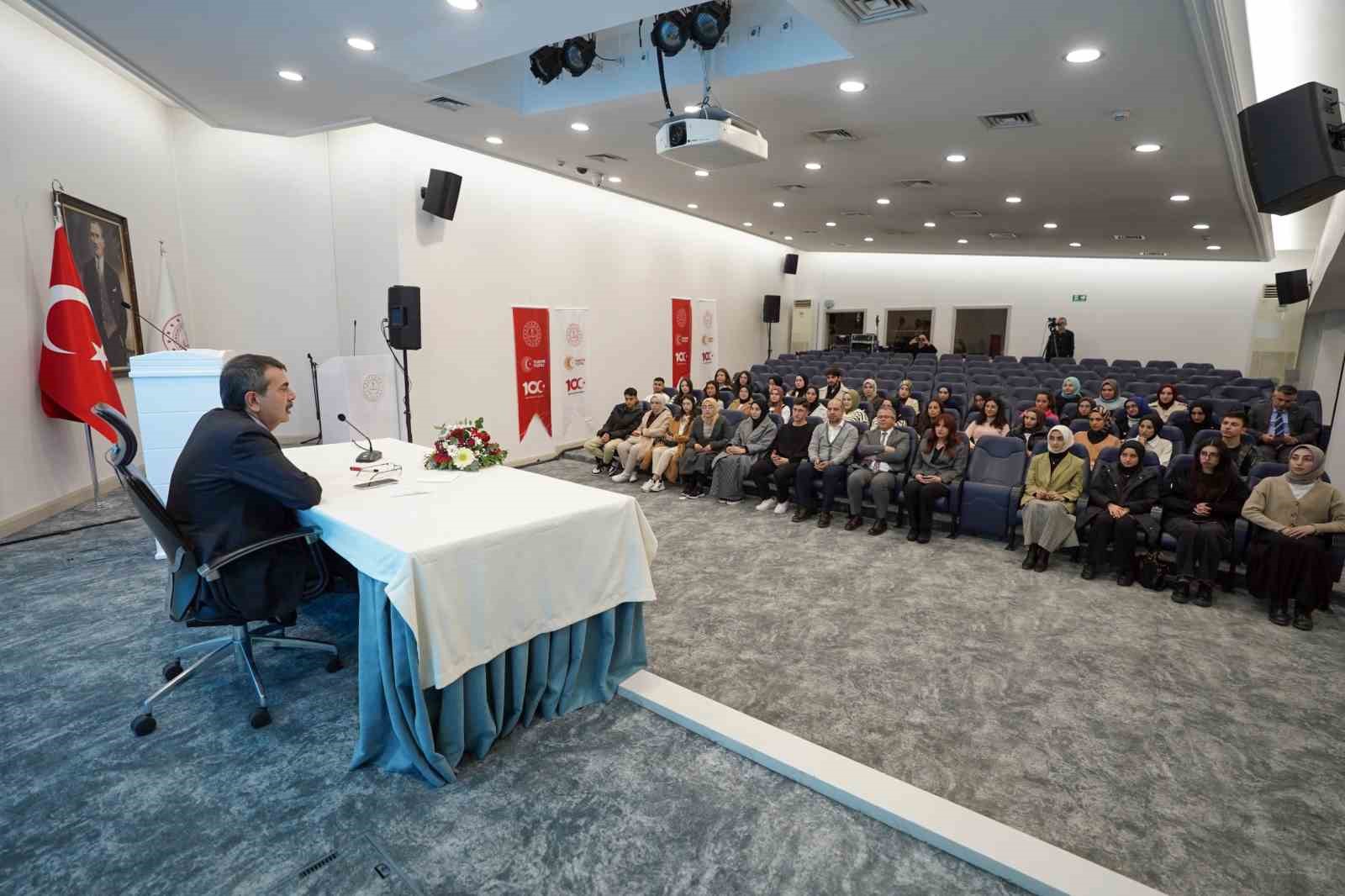 Bakan Tekin, BUÜ’lü öğrencileri ağırladı