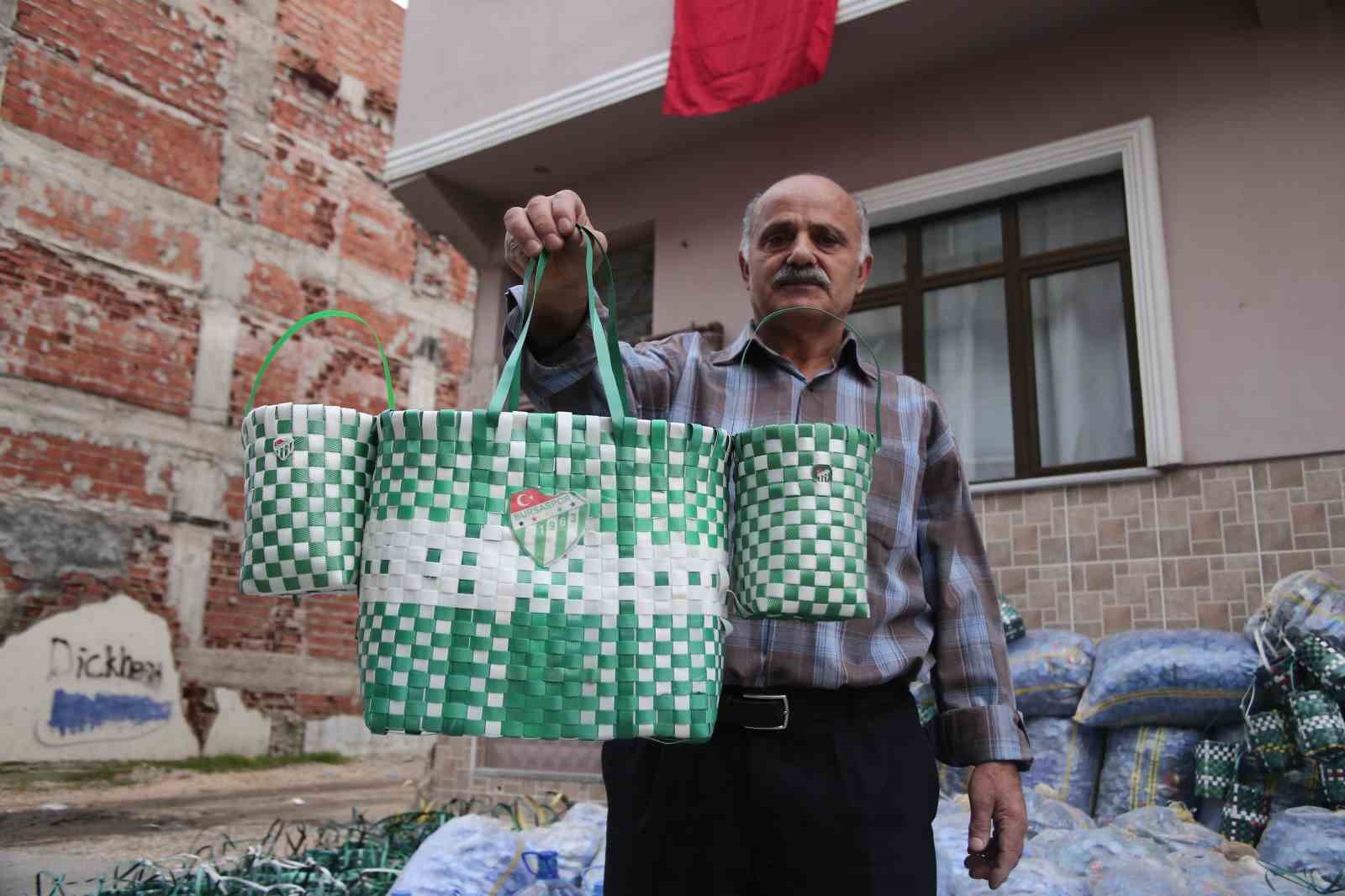 Topladığı 1 ton kapakla engelliler için tekerlekli sandalye aldı