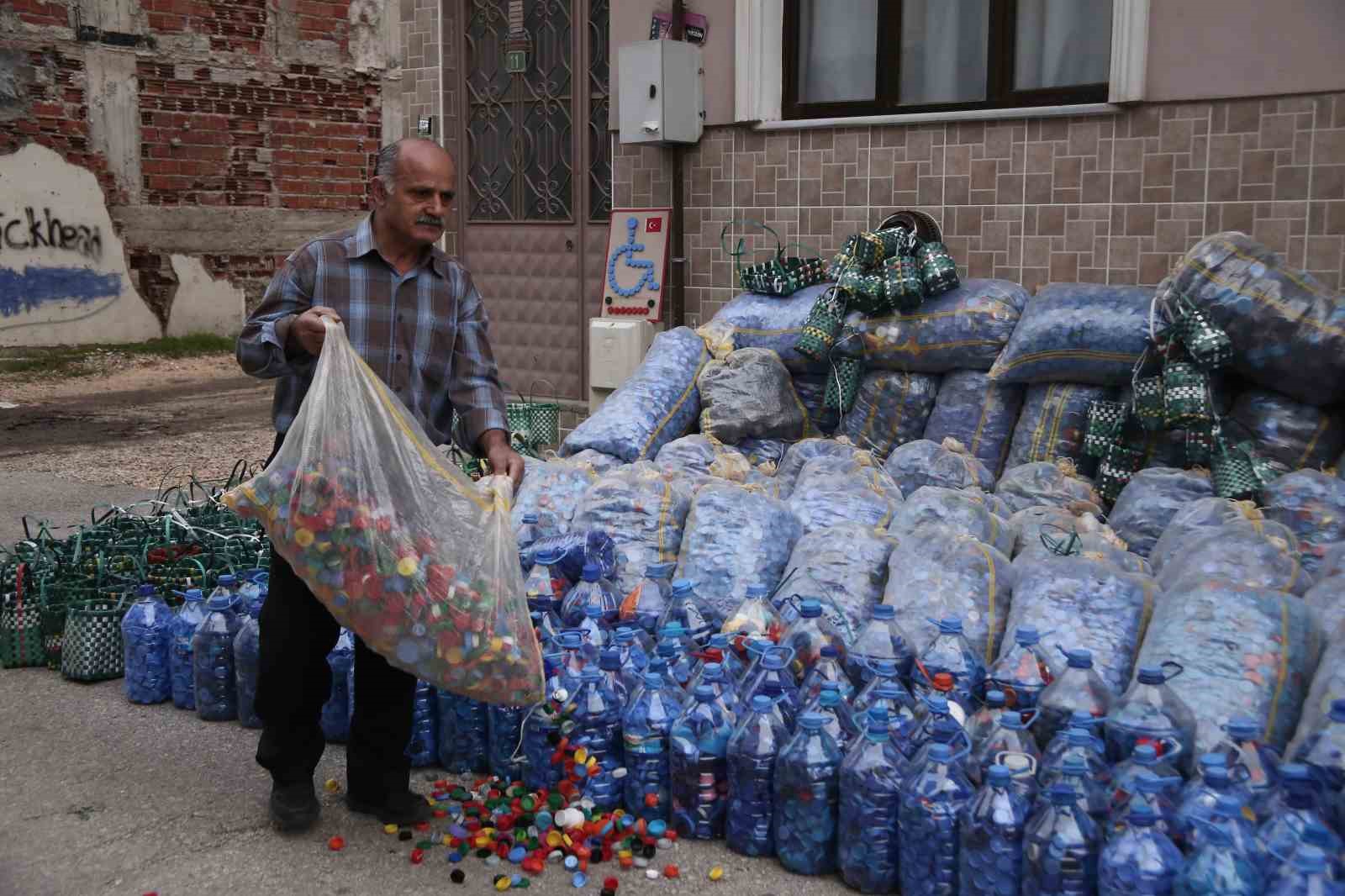 Topladığı 1 ton kapakla engelliler için tekerlekli sandalye aldı