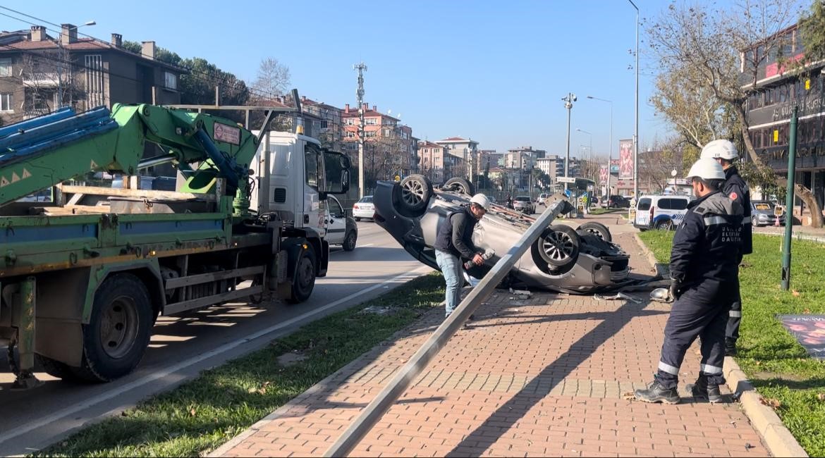 Kontrolden çıkan araç aydınlatma direğine çarpıp takla attı