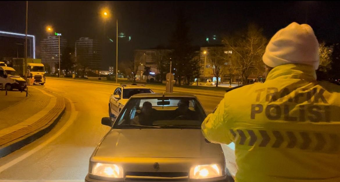 (Özel) Polisi gören geri vitese taktı, ne uygulamadan ne de cezadan kaçabildi