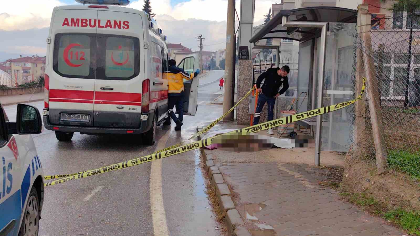 Bursa’da yere düşen adam hayatını kaybetti, cenazeyi şemsiye ile korudular