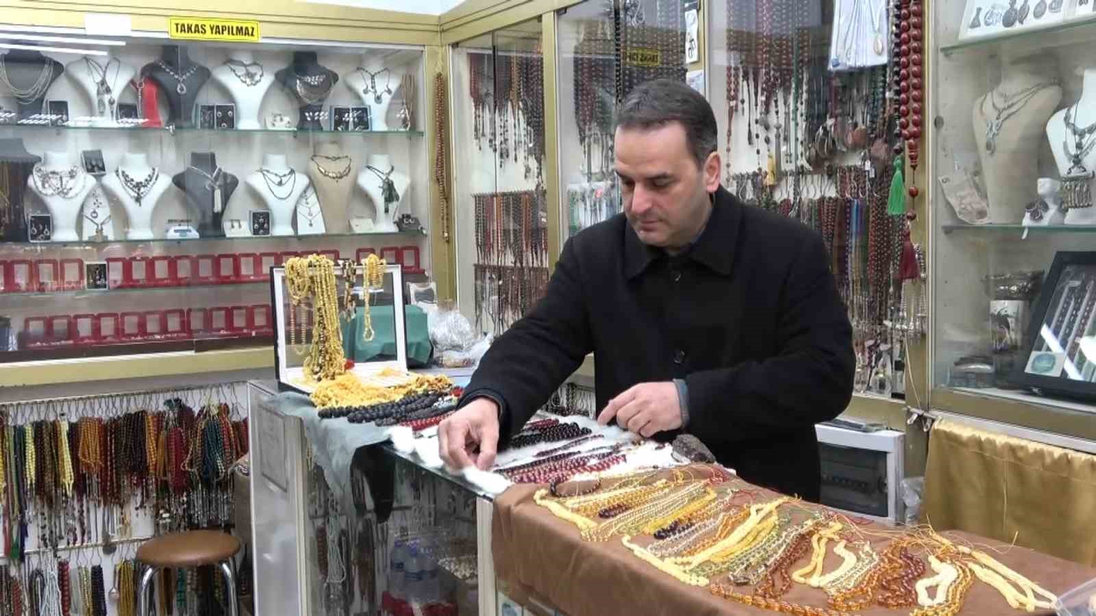 Balina kusmuğundan yapılan tespih 25 bin liraya satılıyor