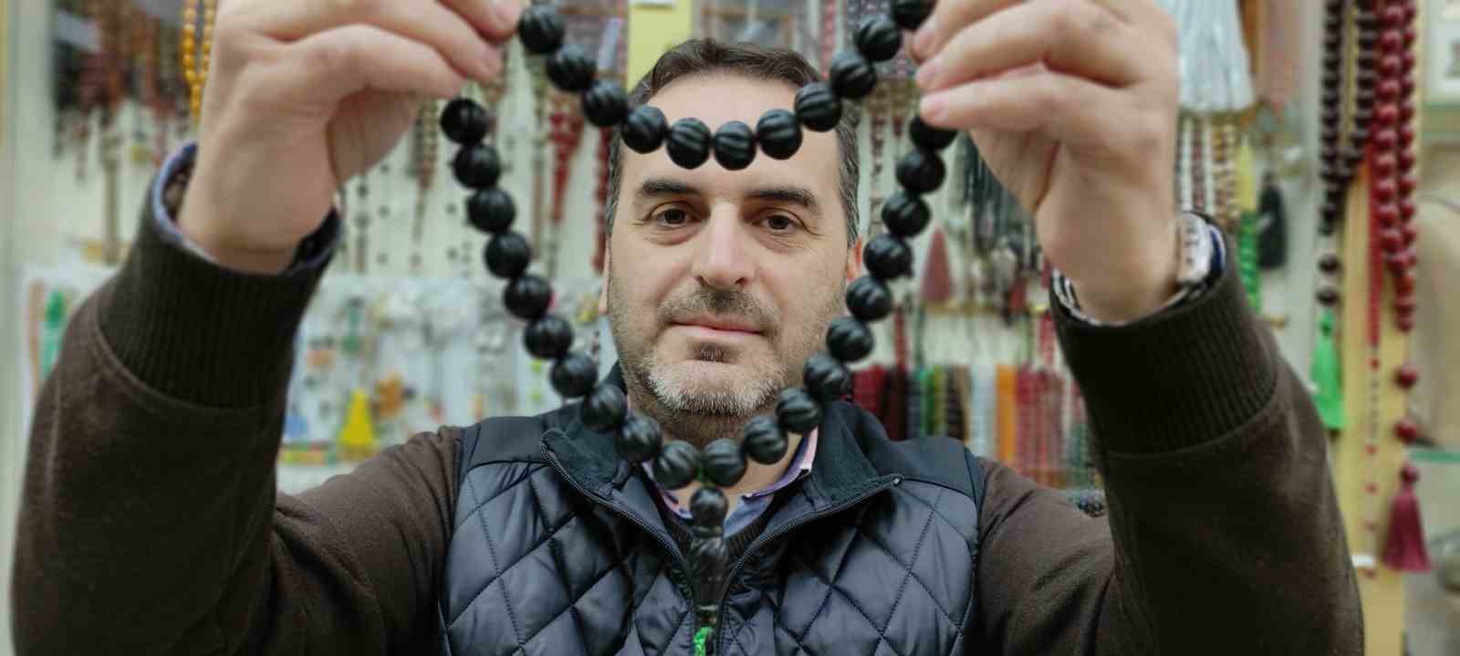Balina kusmuğundan yapılan tespih 25 bin liraya satılıyor