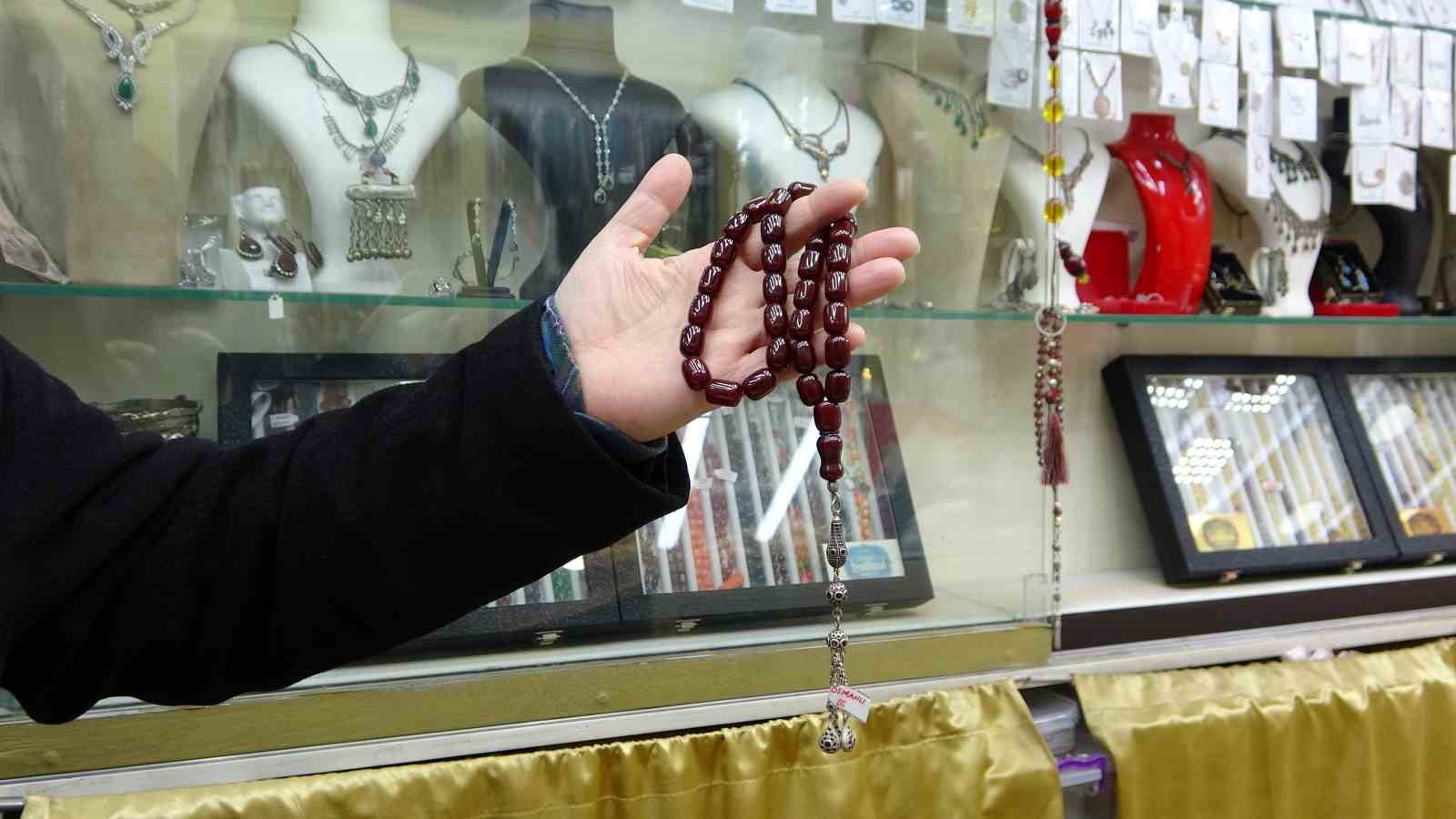 Balina kusmuğundan yapılan tespih 25 bin liraya satılıyor