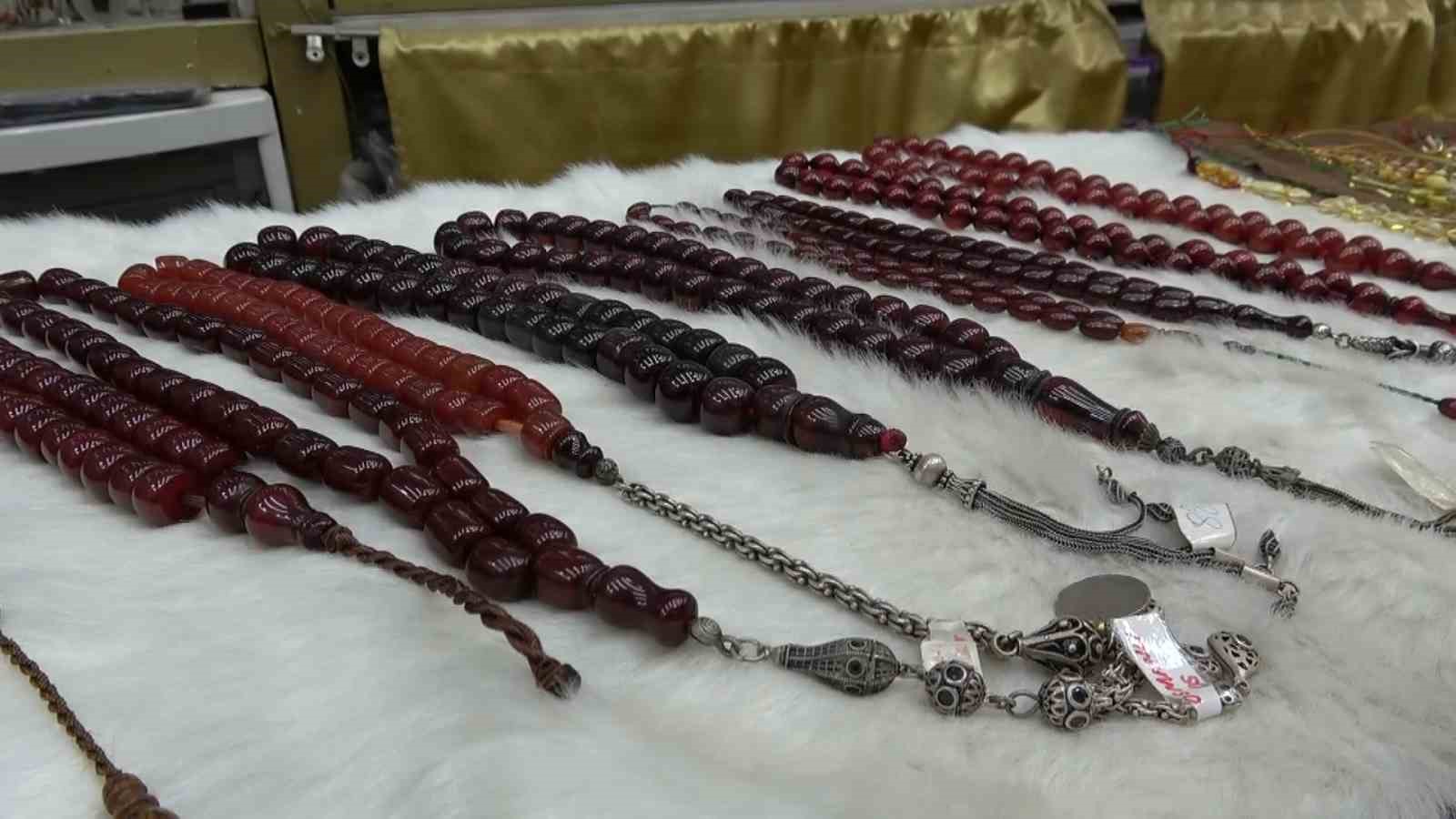 Balina kusmuğundan yapılan tespih 25 bin liraya satılıyor