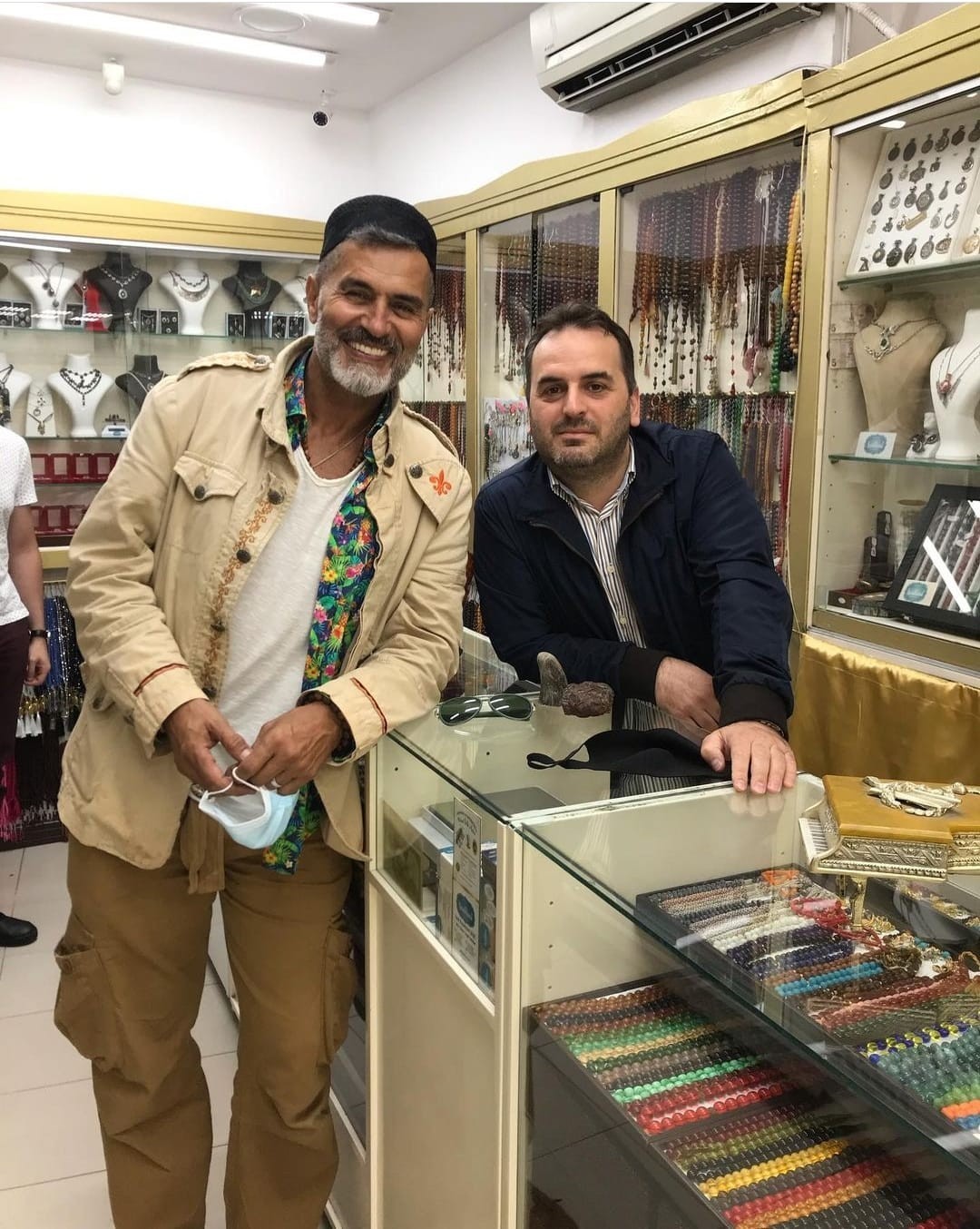 Balina kusmuğundan yapılan tespih 25 bin liraya satılıyor
