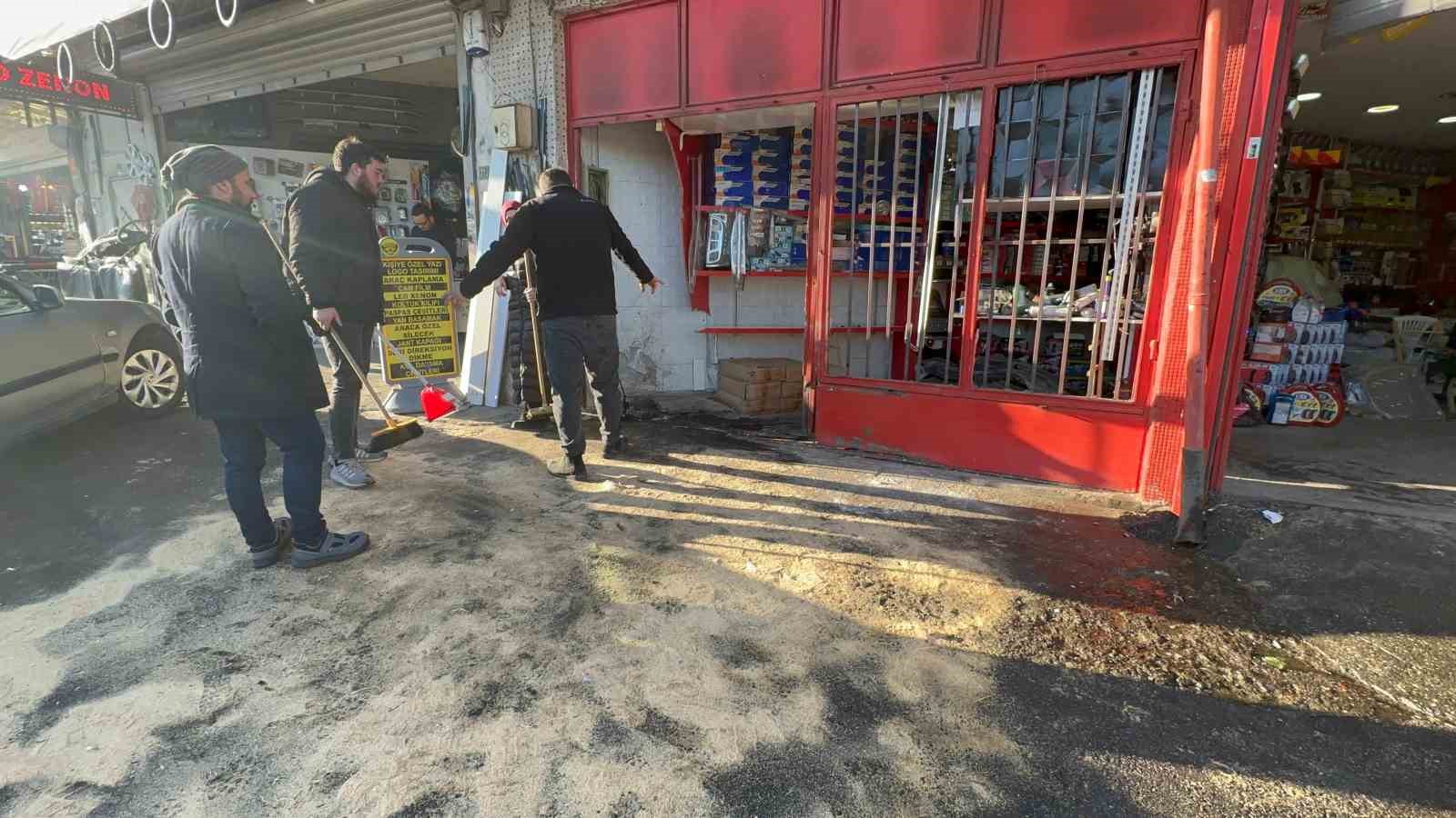 Bursa’da kontrolden çıkan otomobilin dükkana daldığı anlar kamerada