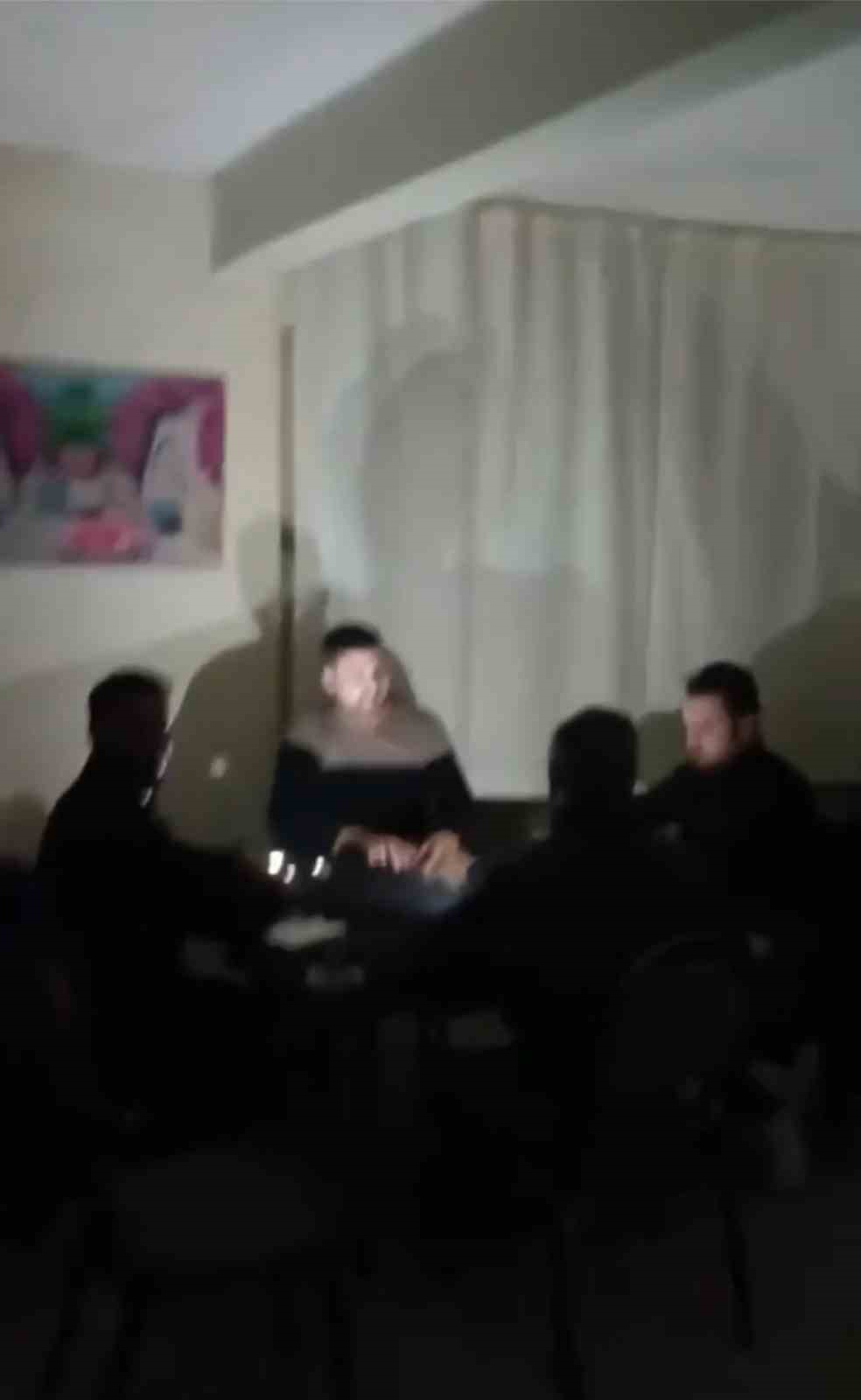 Kıraathanede elektrikler gitti, telefon ışıklarıyla oyuna devam ettiler