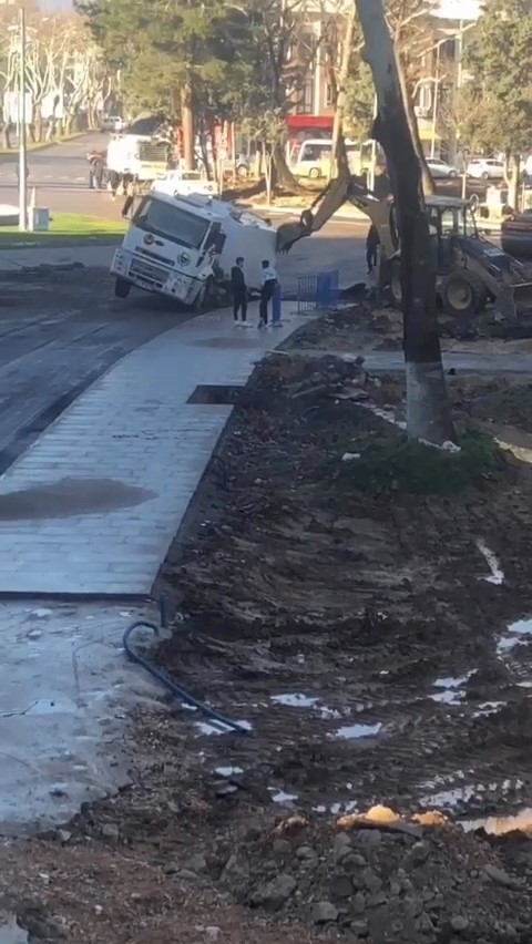 Temizlik kamyonunun geçişi esnasında yol çöktü