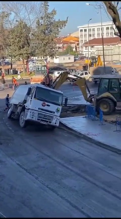 Temizlik kamyonunun geçişi esnasında yol çöktü