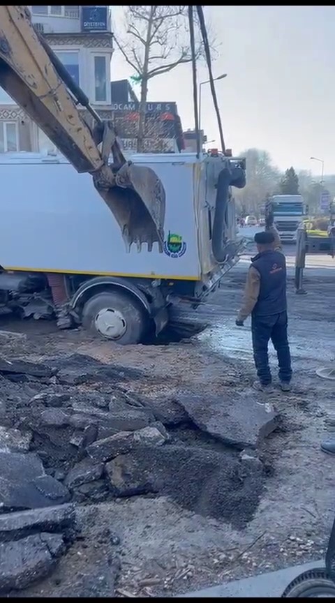 Temizlik kamyonunun geçişi esnasında yol çöktü