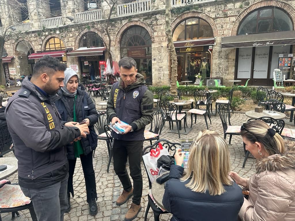 Siber Suçlarla Şube Müdürlüğü ekipleri Hanlar Bölgesi’nde vatandaşlara broşür dağıttı