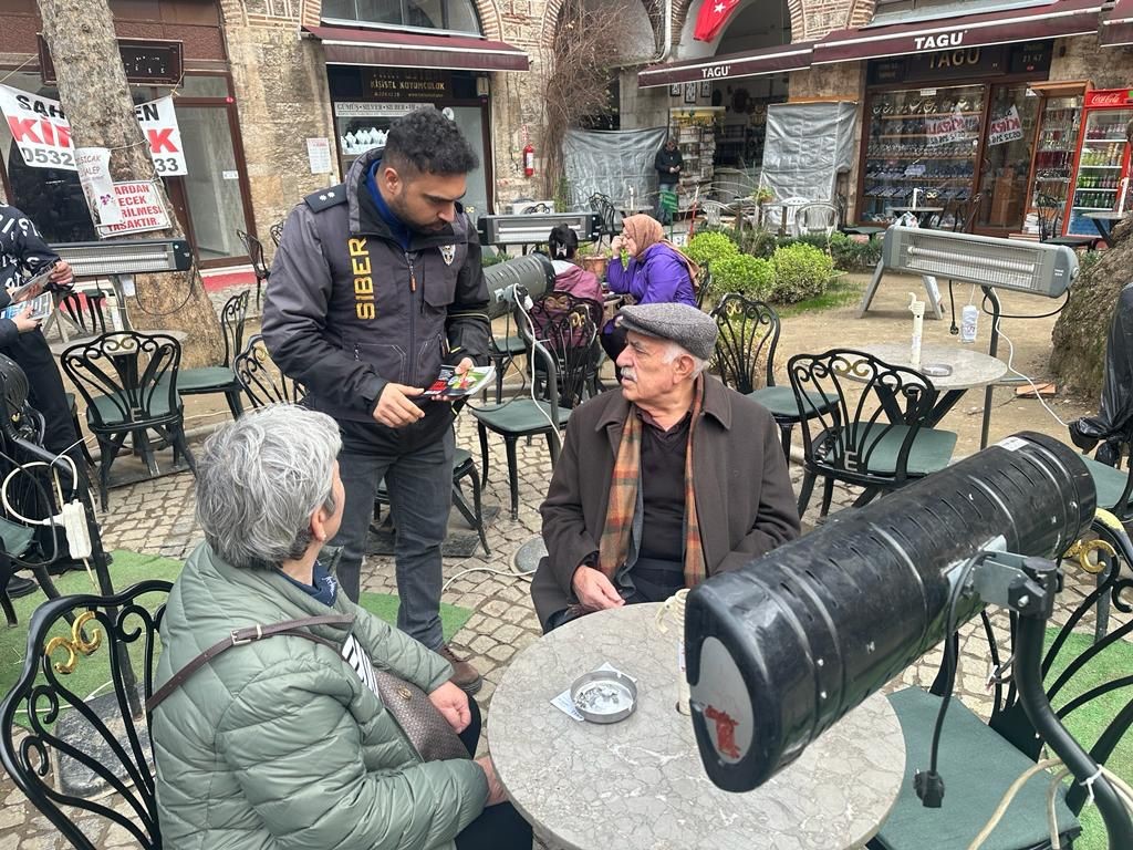 Siber Suçlarla Şube Müdürlüğü ekipleri Hanlar Bölgesi’nde vatandaşlara broşür dağıttı