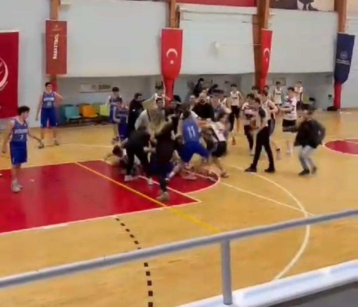 Basketbol sahası boks ringine döndü..Bir oyuncu yaralandı