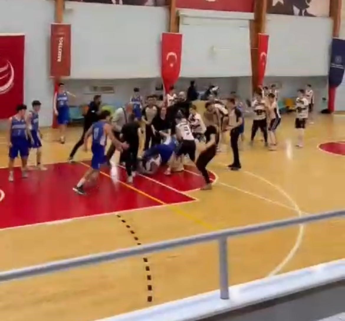 Basketbol sahası boks ringine döndü..Bir oyuncu yaralandı