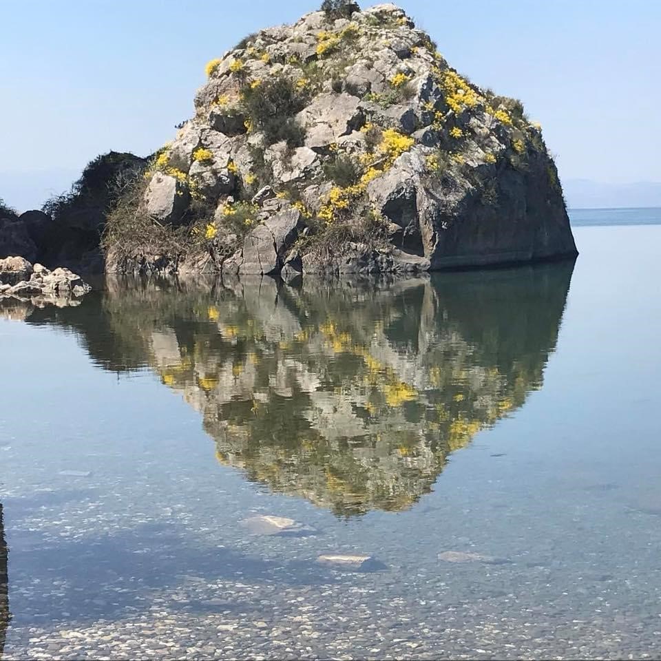 (Özel) Göle yansıyan kayada şok eden figür...