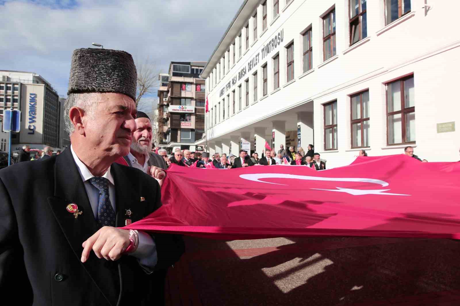 Bursa’da yüzlerce kişi şehitler için yürüdü