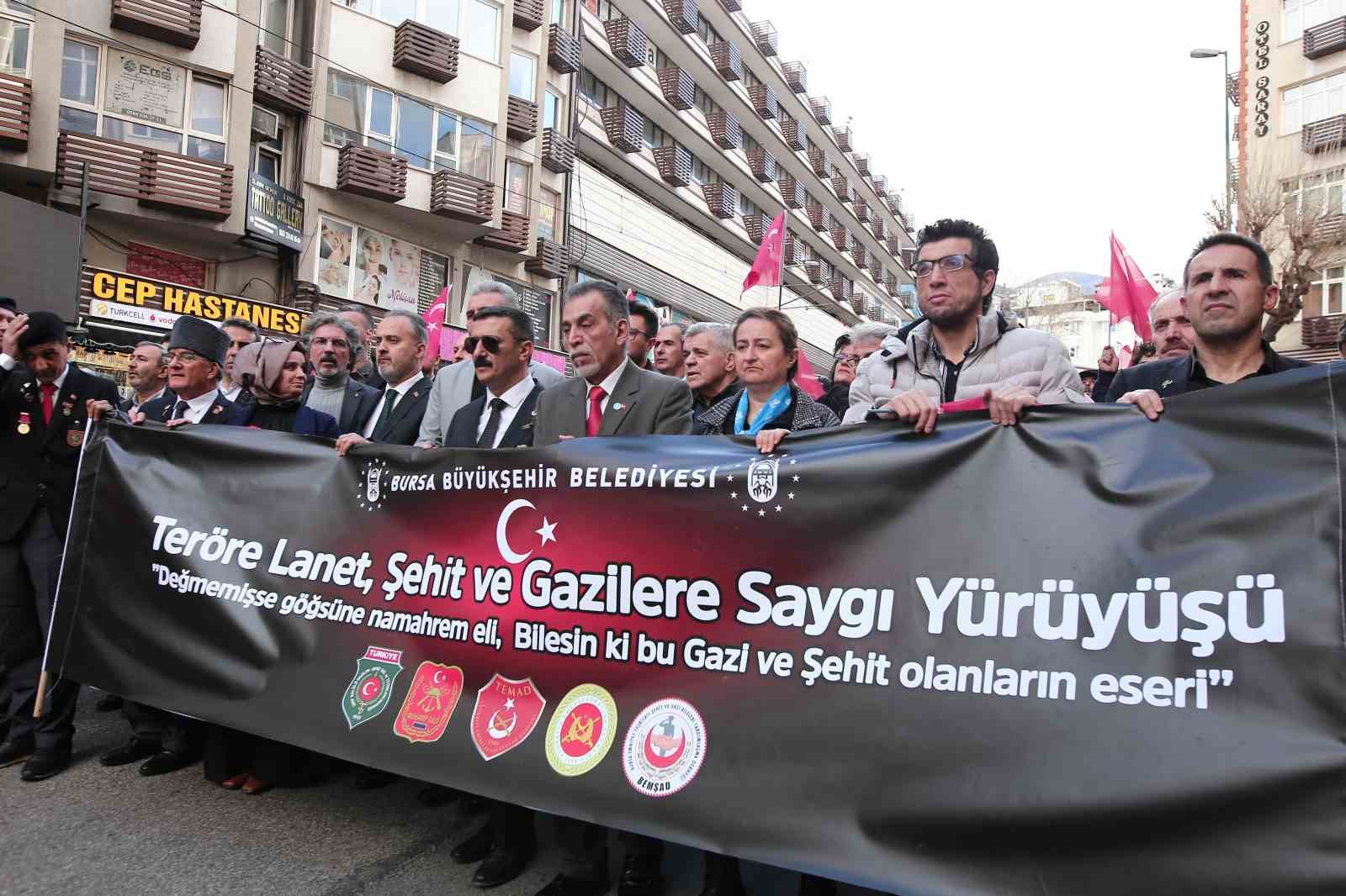 Bursa’da yüzlerce kişi şehitler için yürüdü