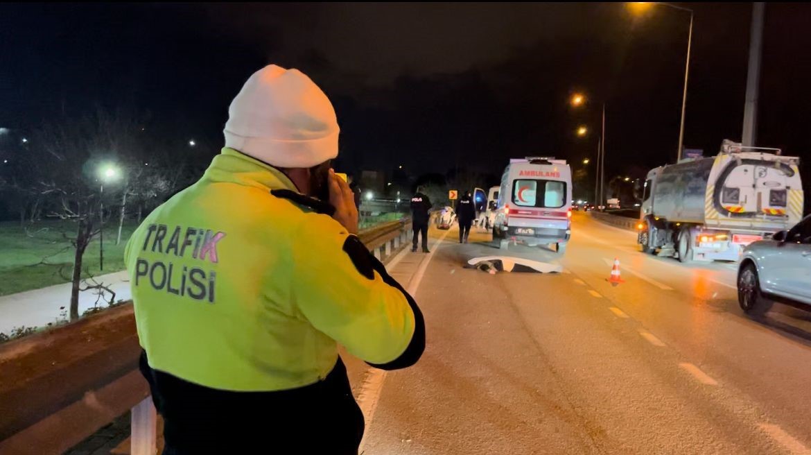 Şiddetli rüzgarın etkisiyle savrulan motosikletli hayatını kaybetti