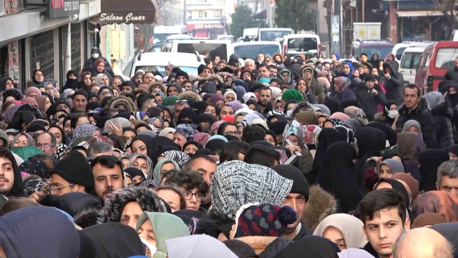 (Özel) Bursa’da ucuz tencere, tabak çılgınlığı...Birbirlerini ezip, çocuklarını kaybettiler