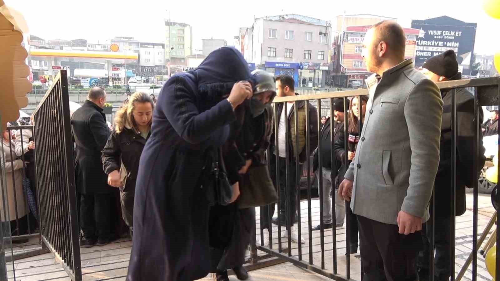 (Özel) Bursa’da ucuz tencere, tabak çılgınlığı...Birbirlerini ezip, çocuklarını kaybettiler