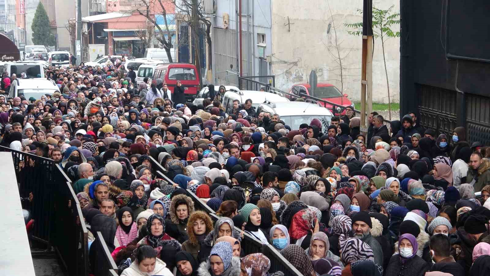 (Özel) Bursa’da ucuz tencere, tabak çılgınlığı...Birbirlerini ezip, çocuklarını kaybettiler