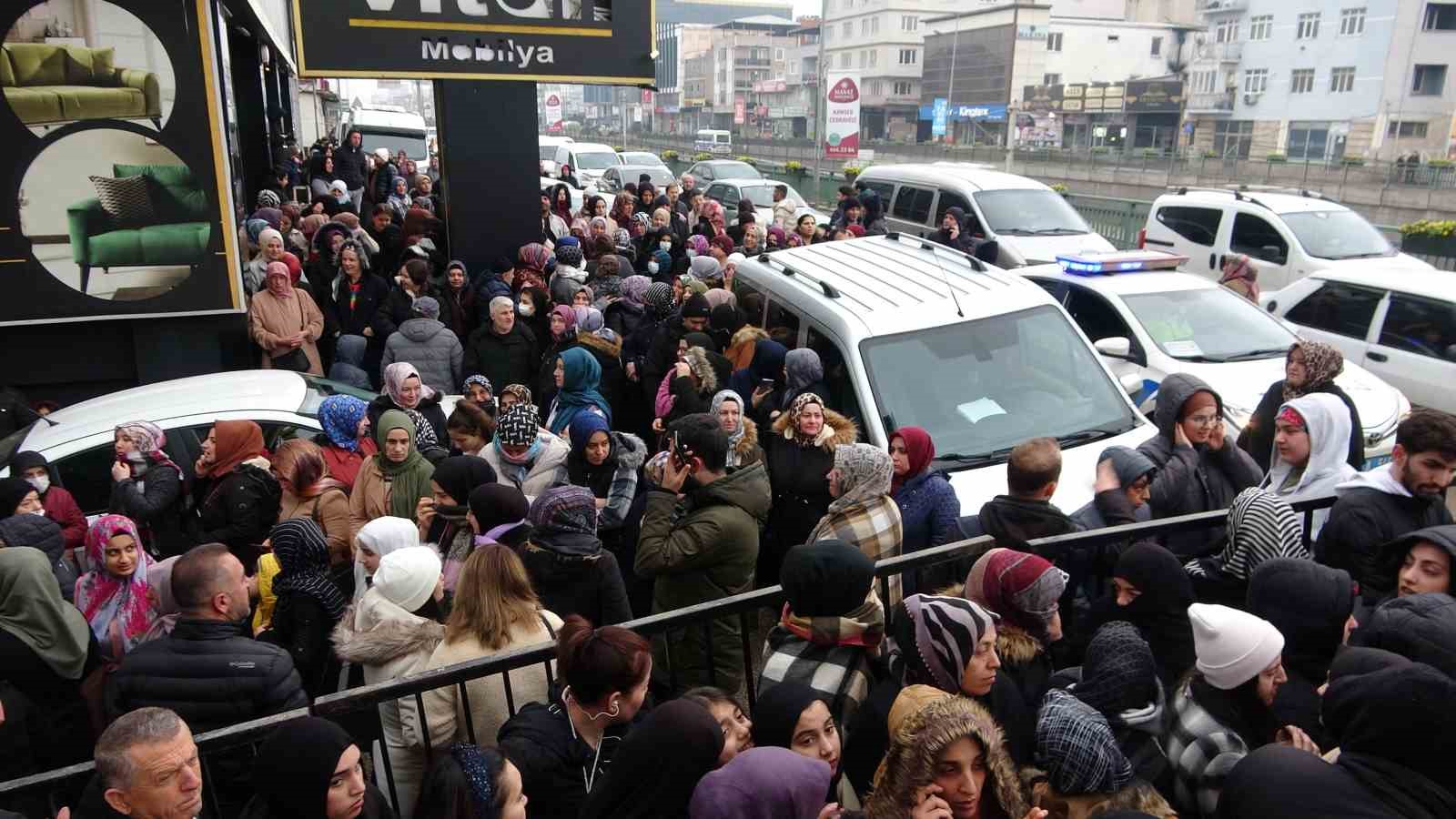 (Özel) Bursa’da ucuz tencere, tabak çılgınlığı...Birbirlerini ezip, çocuklarını kaybettiler