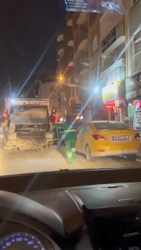 (Özel) Horon oynayan temizlik işçisi yüzleri güldürdü