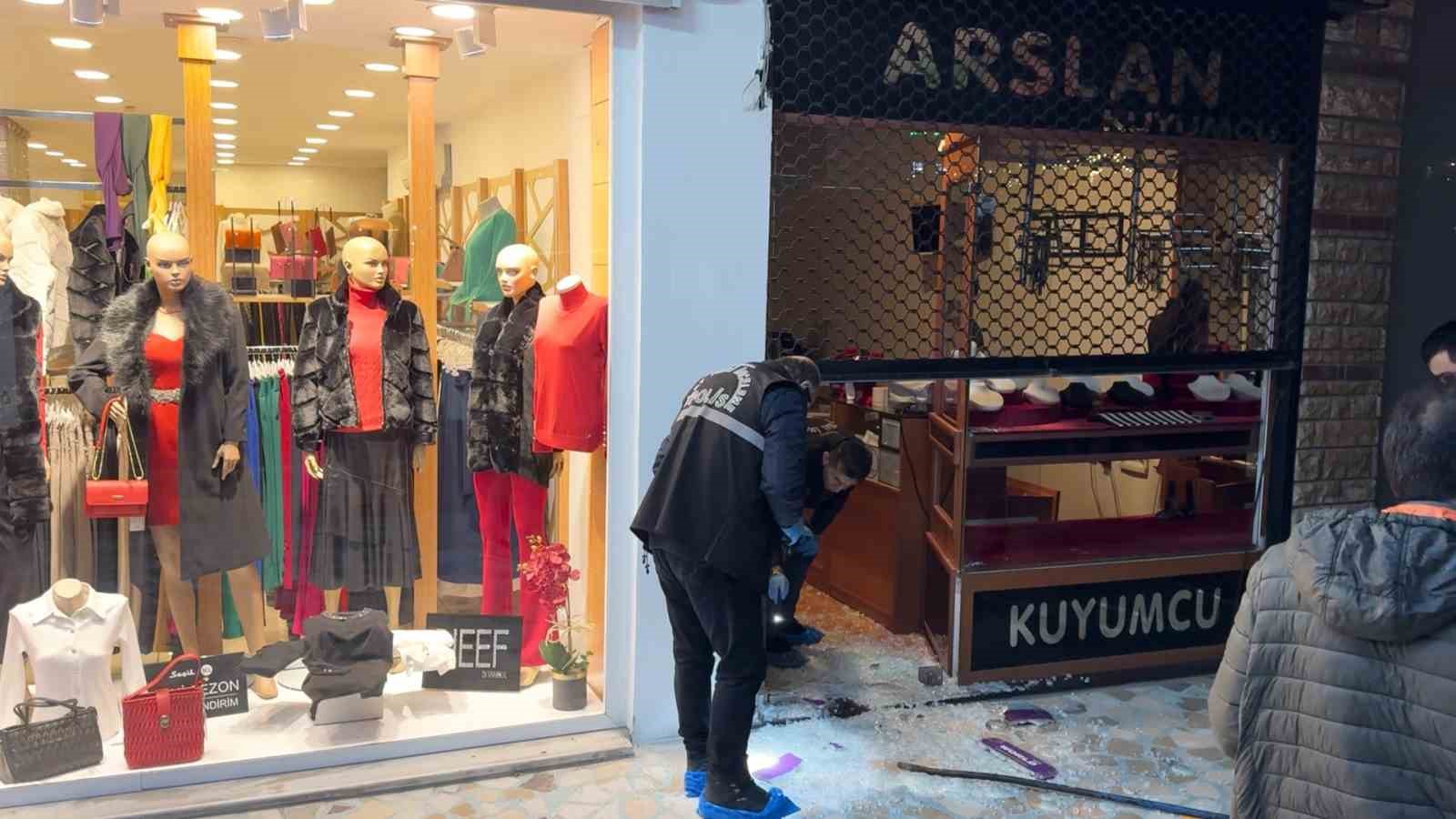 (Özel) Bursa’da kuyumcu soygunu kamerada: Elleriyle koymuş gibi altınları buldular