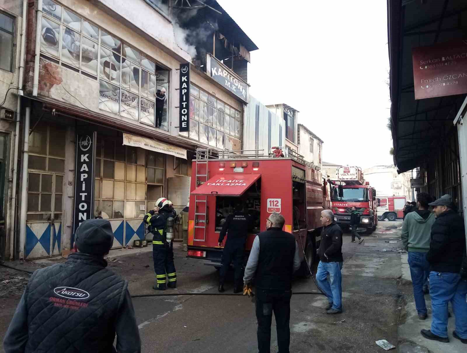 Bursa’da mobilya imalathanesinde korkutan yangın