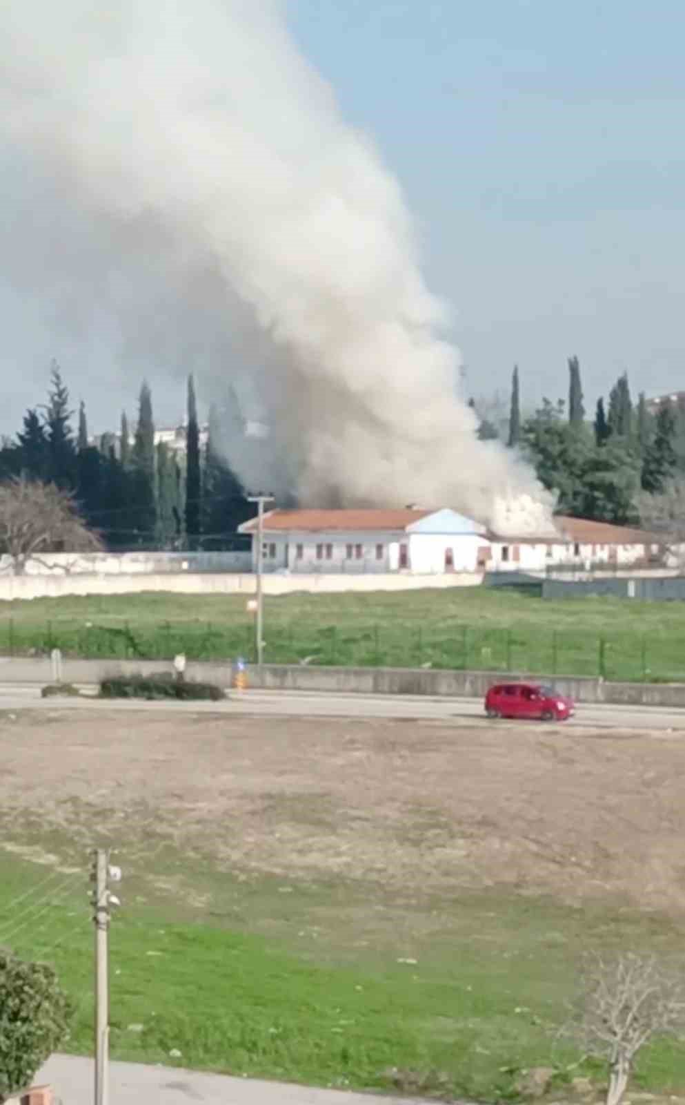 Bursa’da ahır alev alev yandı