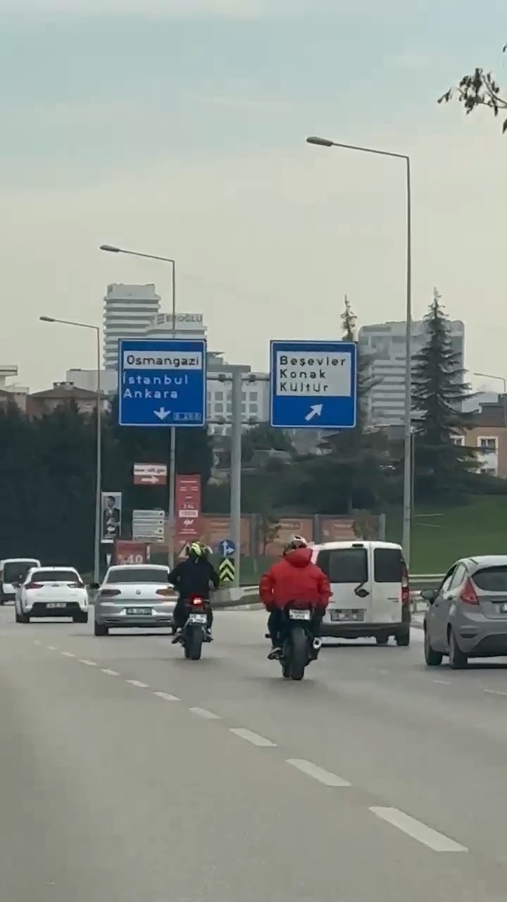 Bursa’da motosikletli iki kafadarın trafikteki tehlikeli hareketleri kamerada