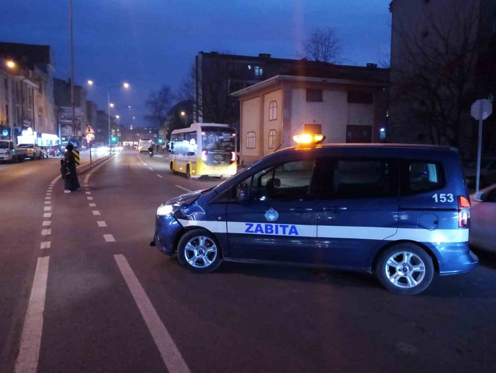 Zabıtayla aracı ile motosiklet çarpıştı: 2 yaralı