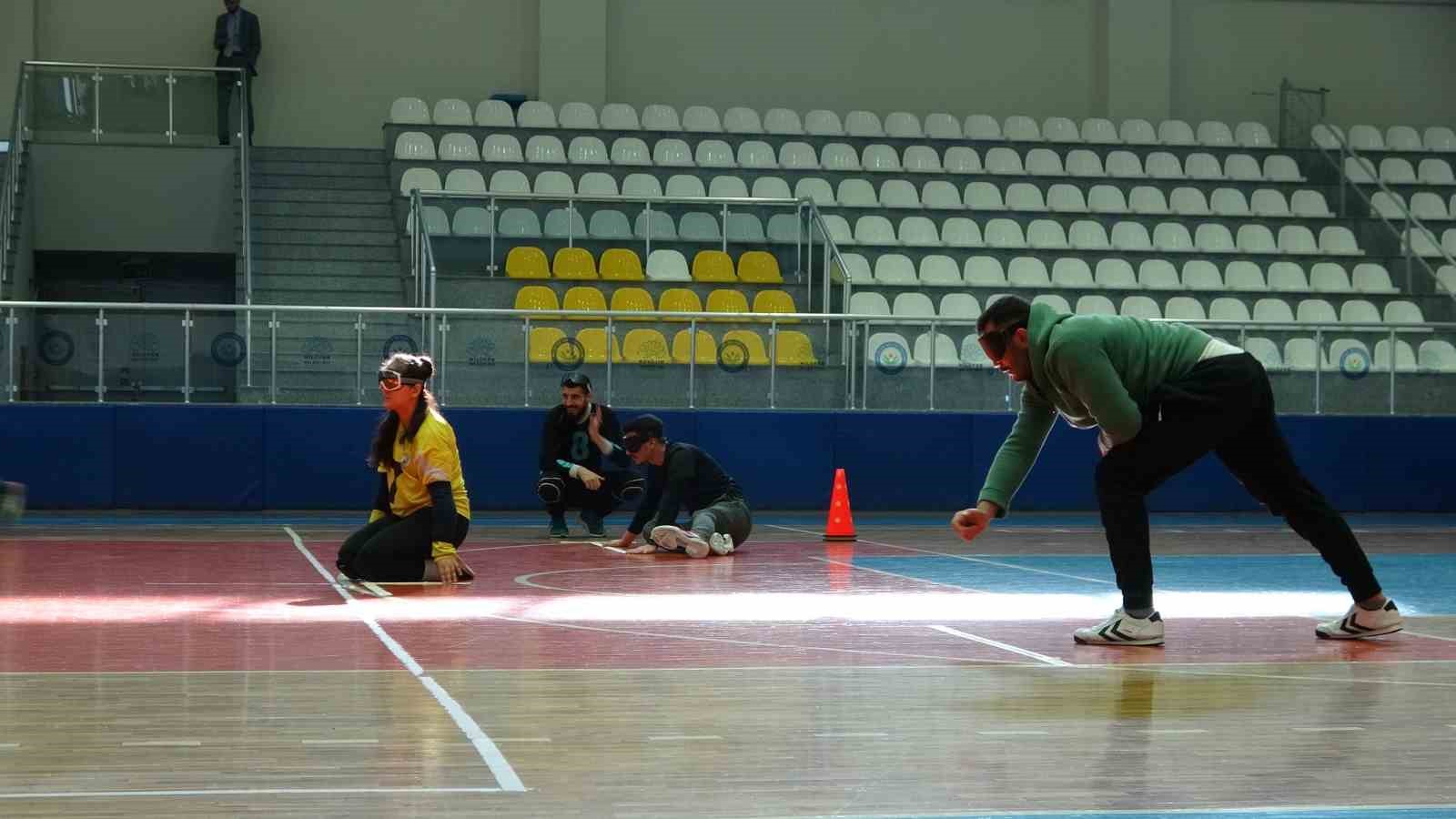 (Özel) Göz bantlı empati...Görme engelliler görenlerle kıran kırana maç yaptı